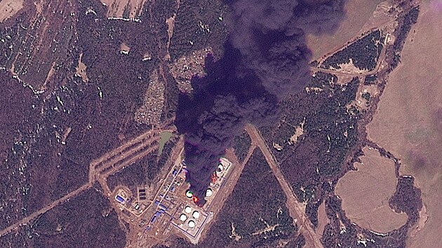 Kouř je vidět až z vesmíru. Nic se nestalo, tvrdí úřady po zásahu rafinerie v Permu