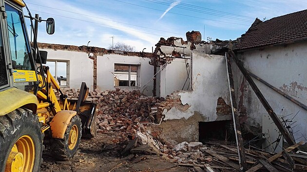 P�vodn� staven� muselo b�t kv�li �patn�mu stavu srovnan� se zem�. 