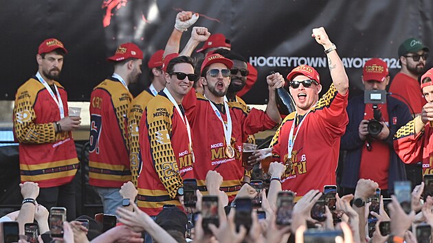 Yüzlerce hokey taraftarı Pardubice'nin şampiyonluğunu kutlamaya geldi