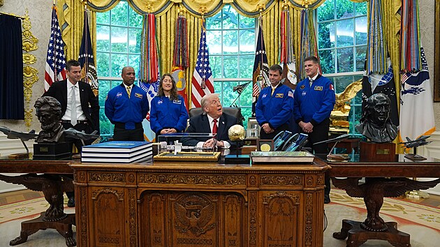 Prezident Donald Trump s �editelem NASA Jaredem Isaacmanem p�i setk�n� s astronauty mise Artemis II NASA Victorem Gloverem, Christinou Kochovou, Reidem Wisemanem a Jeremym Hansenem v Ov�ln� pracovn� B�l�ho domu. (29. dubna 2026)