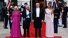 Král Karel III: s  man�elkou Camillou, Donaldem Trumpem a jeho �enou Melanií na...