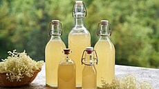P�ipravte u�itel�in elixír klidu. Domácí bezový, mátový nebo ovocný sirup...
