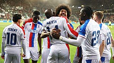 Fotbalisté Crystal Palace se radují z gólu do sít� �achtaru Don�ck v semifinále...