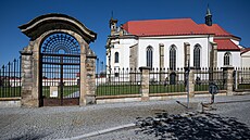 Brána k zámeckému kostelu Nejsv�t�j�í Trojice v Rychnov� nad Kn�nou dosud �eká...