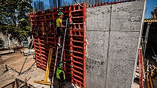 P�íprava na instalaci odlitku rodu Fictum� a na ozna�ení názv� obou v�í.