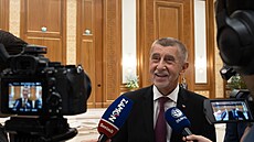 Nemáme prezidentský systém, hájí politici vládní koalce to, �e by se podle nich prezient Petr Pavel nem�l ú�astnit summitu NATO v Anka�e.