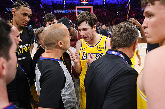 Austin Reaves z Los Angeles Lakers po zápase diskutuje s rozhod�ím Johnem...