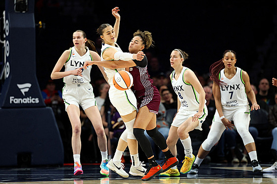 Eli�ka Hamzová z Minnesota Lynx brání Kiki Riceovou z Toronto Tempo. Vlevo také...