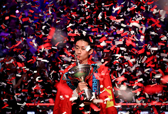 Wu I-ce s trofejí pro mistra sv�ta ve snookeru.