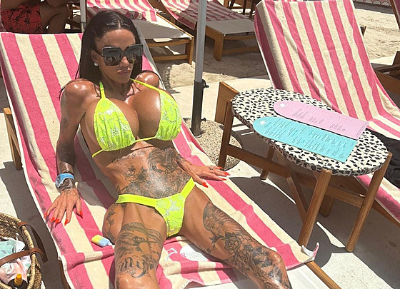 Katie Price s man�elem v Dubaji (kv�ten 2026)