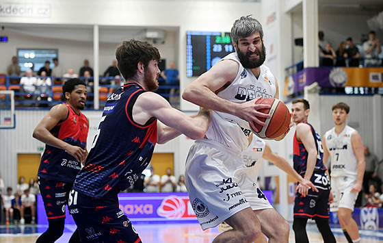 Ryker Cisarik (vlevo) z Brna brání v zápase s D��ínem, úto�í Maksim �turanovi�.