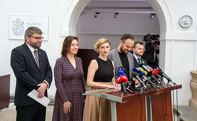 Vláda si otevírá cestu ke schodku na příští rok přes 400 miliard korun, řekl Jakob