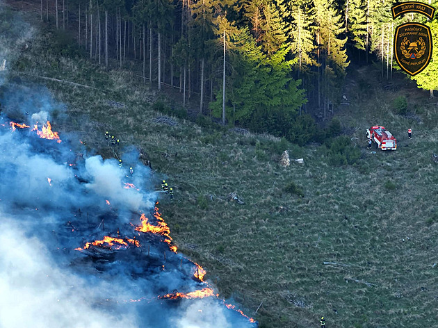 Požár lesa v Hostýnských vrších. Zasaženou plochu zkontrolují termokamery Požár lesa v Hostýnských vrších. Zasaženou plochu zkontrolují termokamery