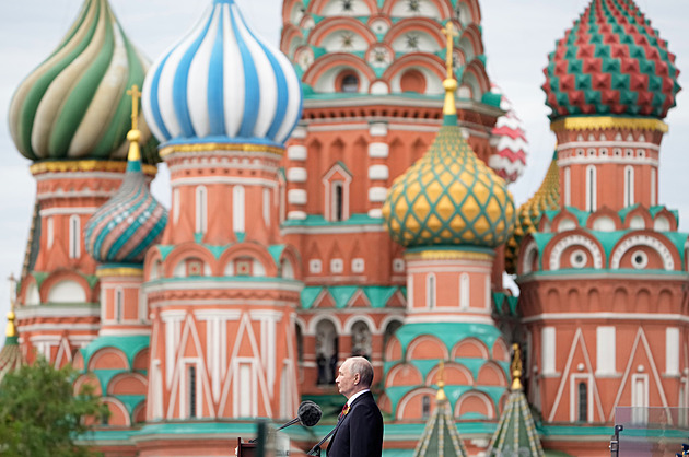 Rusko slavilo skromnou přehlídkou. Putin velebil postup na Ukrajině i sílu ducha