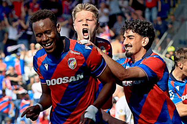 Plzeň - Hradec Kr. 3:1, brzký gól hostům nestačil, domácí si upevnili třetí příčku Plzeň - Hradec Kr. 3:1, brzký gól hostům nestačil, domácí si upevnili třetí příčku