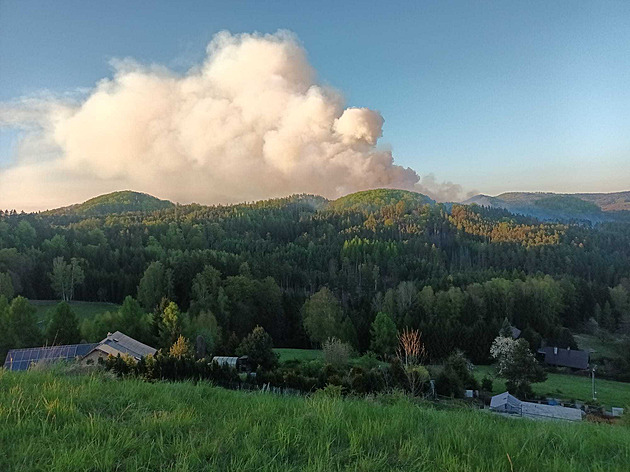 Zvláštní stupeň poplachu, bezletová zóna. V Českém Švýcarsku hoří sto hektarů