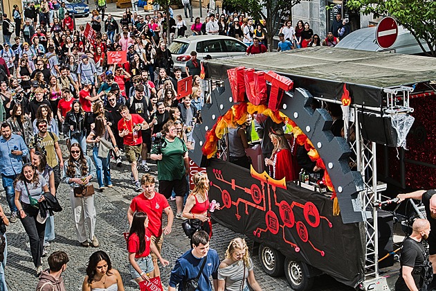 Majálesový průvod zaplnil Brno, tisíce studentů vyrazily s alegorickými vozy Majálesový průvod zaplnil Brno, tisíce studentů vyrazily s alegorickými vozy