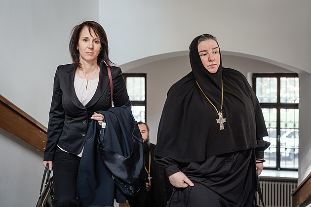Boj o klášter v Loděnici. Odsouzená představená je pryč, zámky převrtali