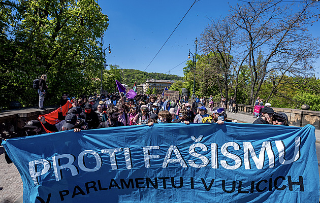 ONLINE: Komunisty i Paroubka vítala Internacionála. Prahou jdou antifašisté ONLINE: Komunisty i Paroubka vítala Internacionála. Prahou jdou antifašisté