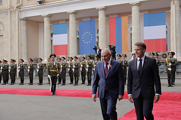 Pevné zdraví, popřál Putin arménskému premiérovi uprostřed rostoucího napětí