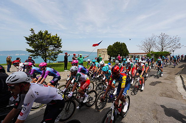 Giro ONLINE: Peloton projíždí Bulharskem. Úvodní etapa míří k sprinterskému souboji Giro ONLINE: Peloton projíždí Bulharskem. Úvodní etapa míří k sprinterskému souboji
