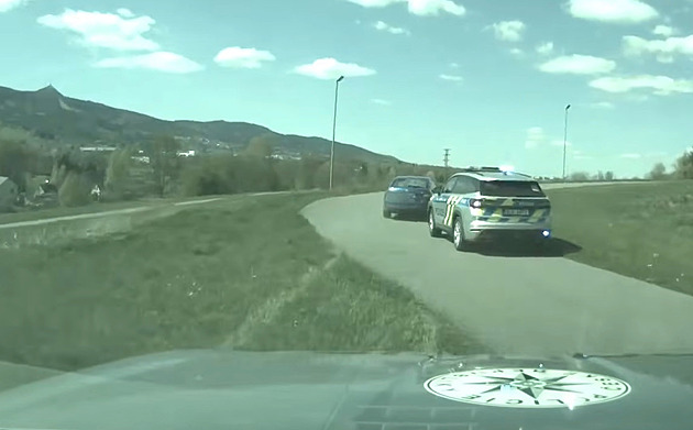 Řidič s rukou v sádře zběsile ujížděl policii, jen těsně minul rodinu s kočárkem Řidič s rukou v sádře zběsile ujížděl policii, jen těsně minul rodinu s kočárkem