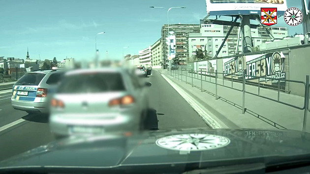 Podnapilý Polák srazil chodce, pak zběsile ujížděl policistům. Těm pomáhal taxikář Podnapilý Polák srazil chodce, pak zběsile ujížděl policistům. Těm pomáhal taxikář
