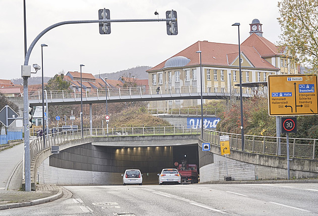 Podjezd v Berlíně skončil kvůli neshodám stavebníků půlmetrovým schodem