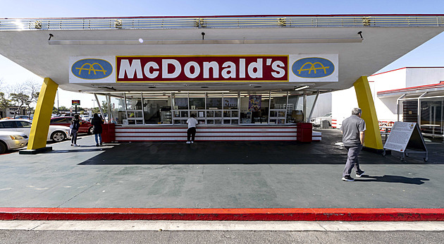 V poušti, letadle i sídle prezidenta. Pobočky McDonald's umějí překvapit V poušti, letadle i sídle prezidenta. Pobočky McDonald's umějí překvapit