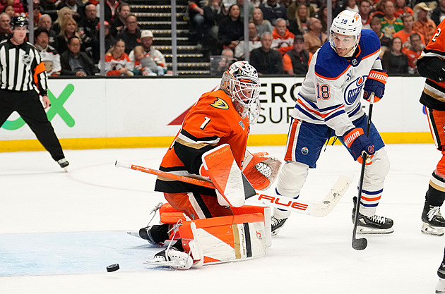 Dostál vychytal Anaheimu postup, McDavid s Draisaitlem v play off končí