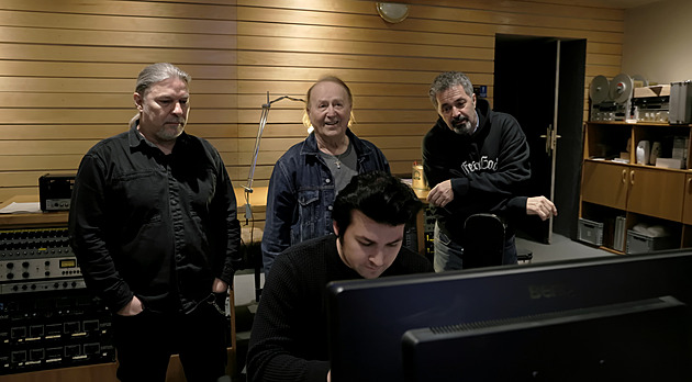 Petr Kolář spojil síly s Olympikem. V klipu o digitální izolaci jim zahrál Martin Dejdar Petr Kolář spojil síly s Olympikem. V klipu o digitální izolaci jim zahrál Martin Dejdar