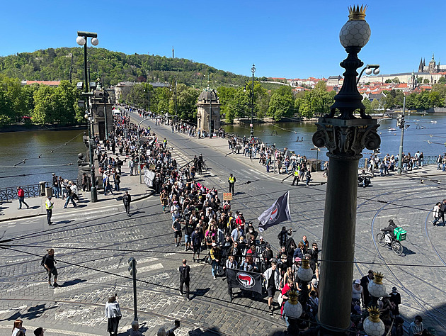 ONLINE: Komunisty i Paroubka vítala Internacionála. Prahou jdou antifašisté ONLINE: Komunisty i Paroubka vítala Internacionála. Prahou jdou antifašisté