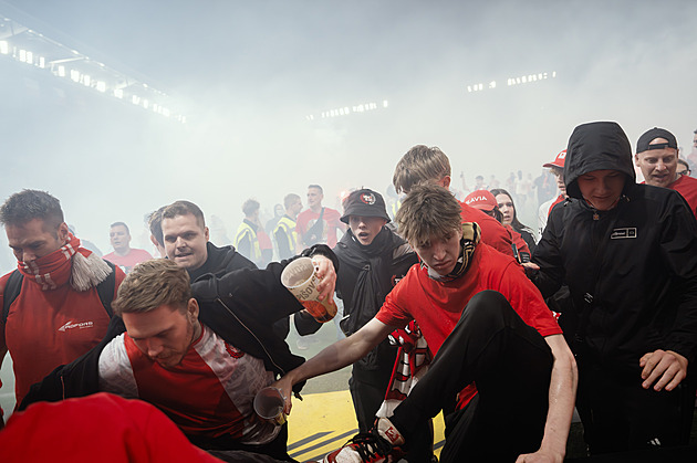 Slavia - Sparta 3:2, nedohráno, domácí mířili k titulu, ale na hřiště vtrhli fanoušci