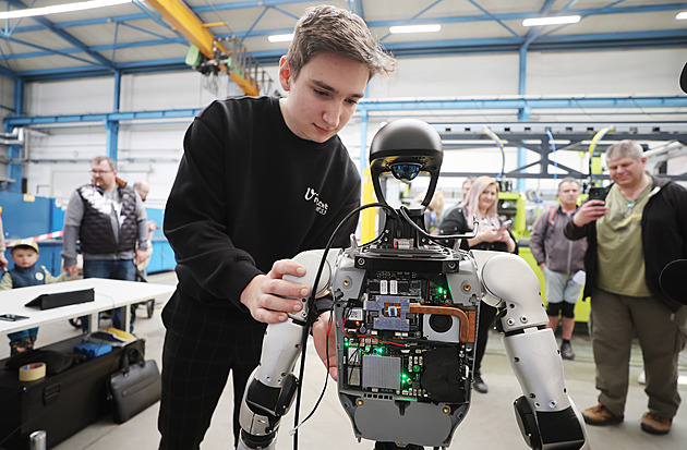 Představil se Karel. První humanoidní robot na Vysočině ukázal, jak umí chodit