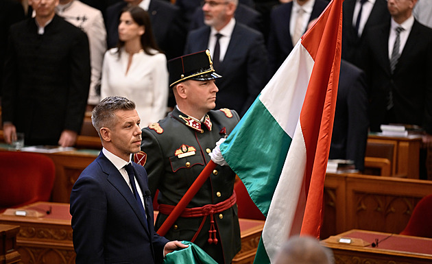 Orbán bral víc než dvojnásobek. Magyar omezí výdaje, seškrtá i vlastní plat