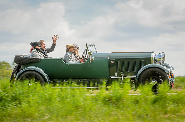 55. ro�n�k Rallye K�ivonoska - motocykl� a automobil� vyroben�ch do roku 1945, odstartoval v sobotu dopoledne z autokempu K�ivonoska u Hlubok� nad Vltavou. (9. kv�tna 2026)