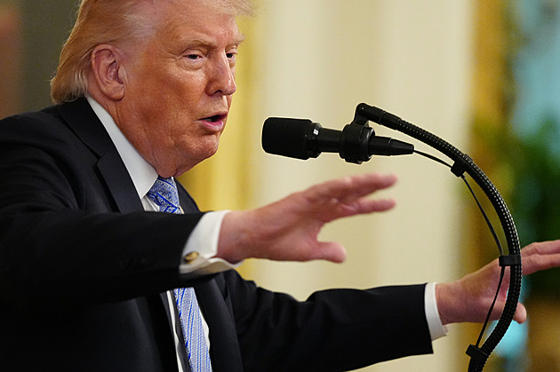 Trump má nasazené růžové brýle. Írán vydrží blokádu i měsíce, varují tajné služby