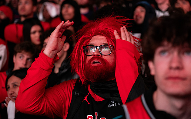 Detroit dotáhl obrat z 1:3 na 4:3. Allen provedl Cleveland přes Toronto Detroit dotáhl obrat z 1:3 na 4:3. Allen provedl Cleveland přes Toronto