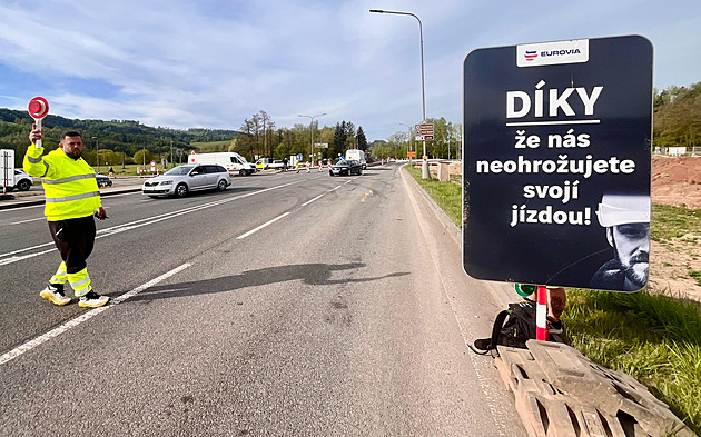 Průjezd Náchodem komplikuje stavba křižovatky, hlavní nápor se teprve čeká Průjezd Náchodem komplikuje stavba křižovatky, hlavní nápor se teprve čeká