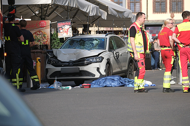 Auto se řítilo v Lipsku pěší zónou a srazilo několik lidí. Hlášeni jsou mrtví i zranění Auto se řítilo v Lipsku pěší zónou a srazilo několik lidí. Hlášeni jsou mrtví i zranění