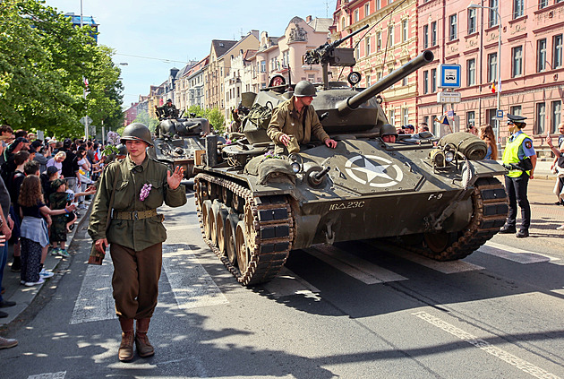 OBRAZEM: Šeřík, americké vlajky a Convoy of Liberty. Plzeň slaví konec války