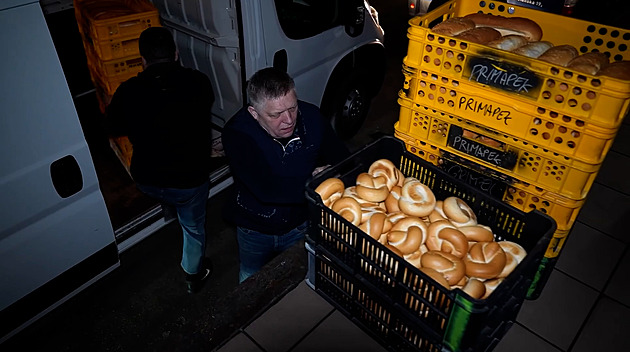 Fico si na Svátek práce zkusil rozvážku pečiva. Že se to celé nerozkrade, divil se Fico si na Svátek práce zkusil rozvážku pečiva. Že se to celé nerozkrade, divil se