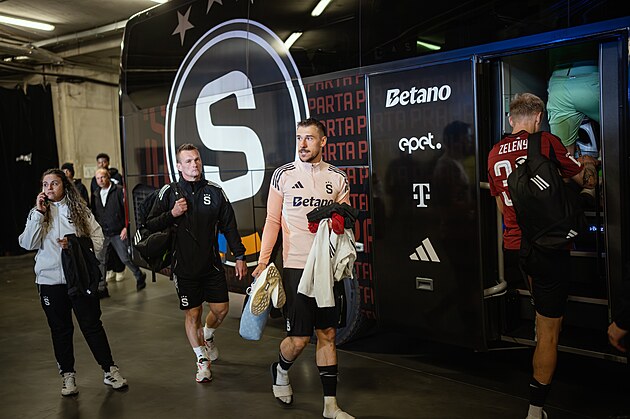 Spar�an�t� fotbalist� opou�t� Eden pot�, co fanou�ci Slavie vtrhli na h�i�t�.