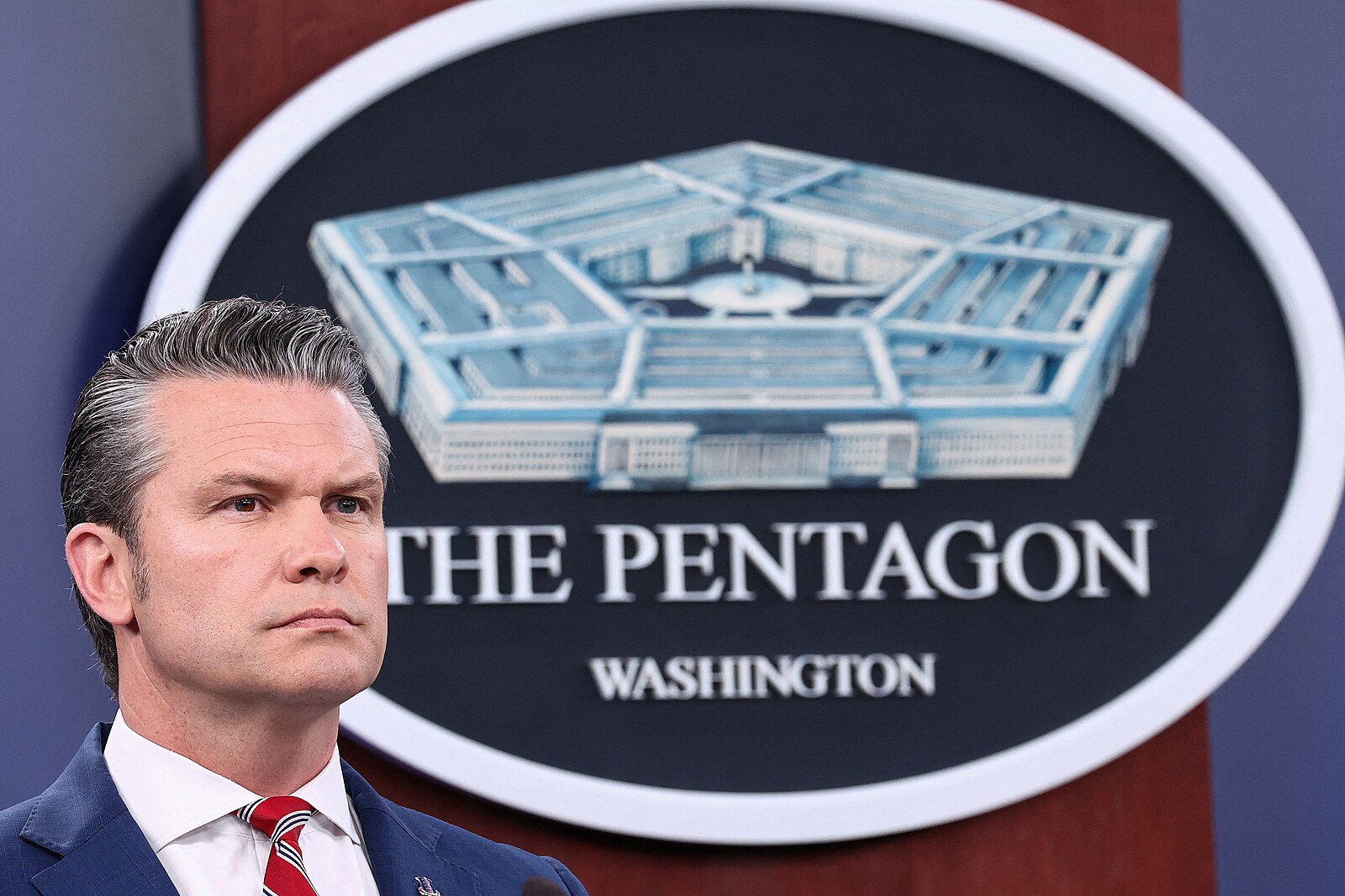 Příměří trvá, řekl Hegseth. Budoucí ochrana Hormuzu podle něj v režii USA nebude