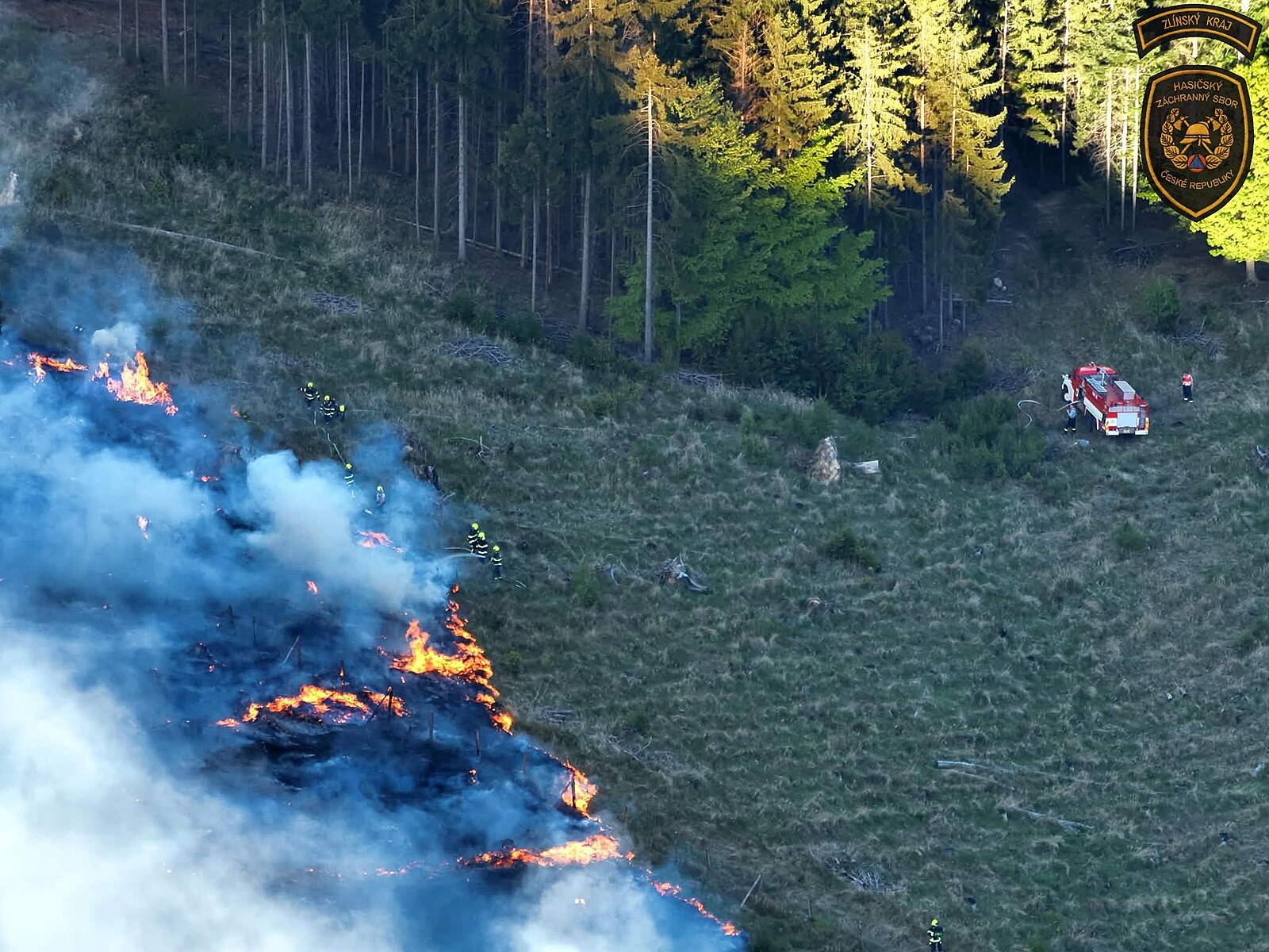 Požár lesa v Hostýnských vrších. Zasaženou plochu zkontrolují termokamery