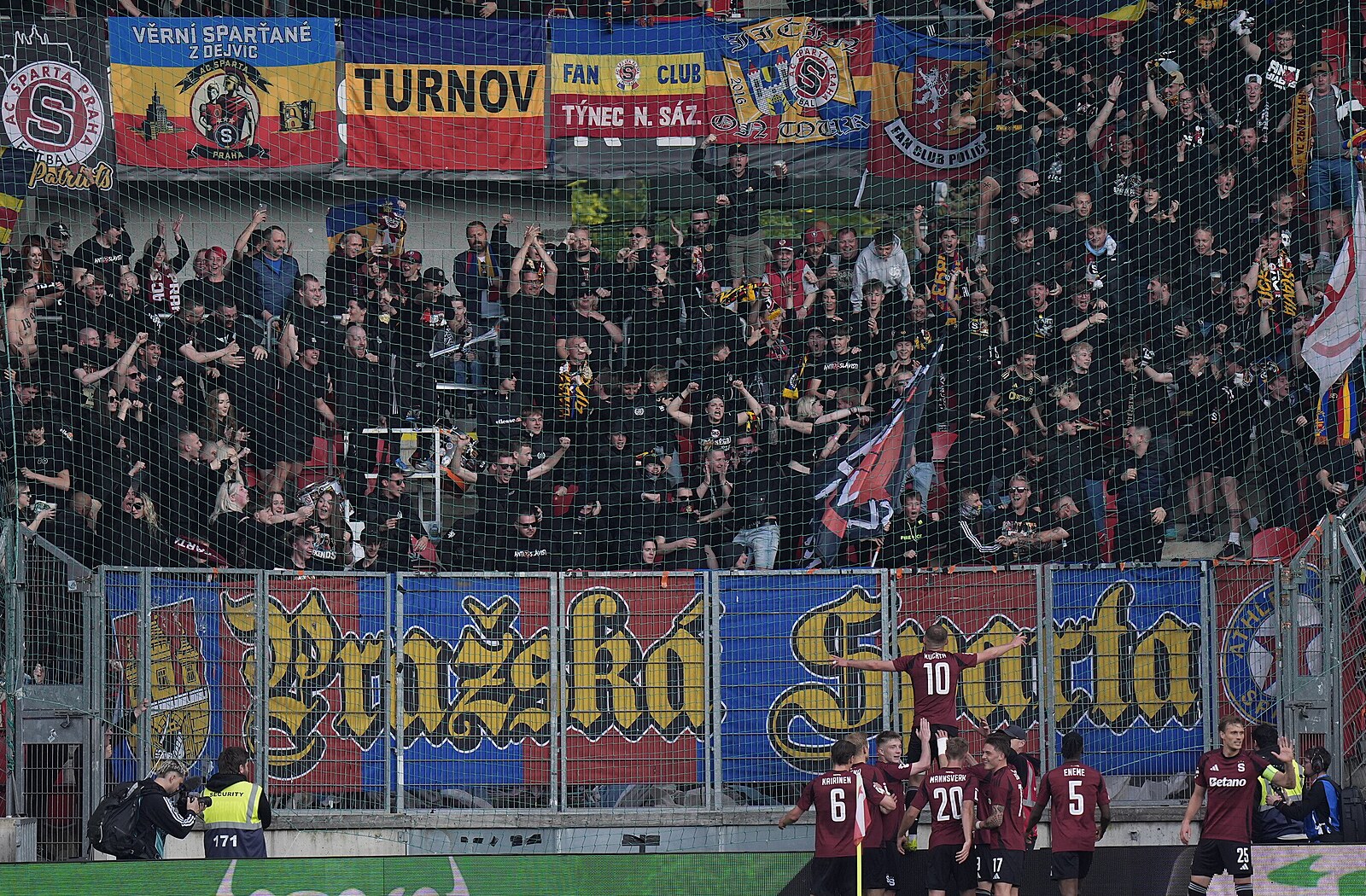 Rizikové derby „S“ na Letné. Policie nasadí stovky lidí, dohlédne i na pochod slávistů