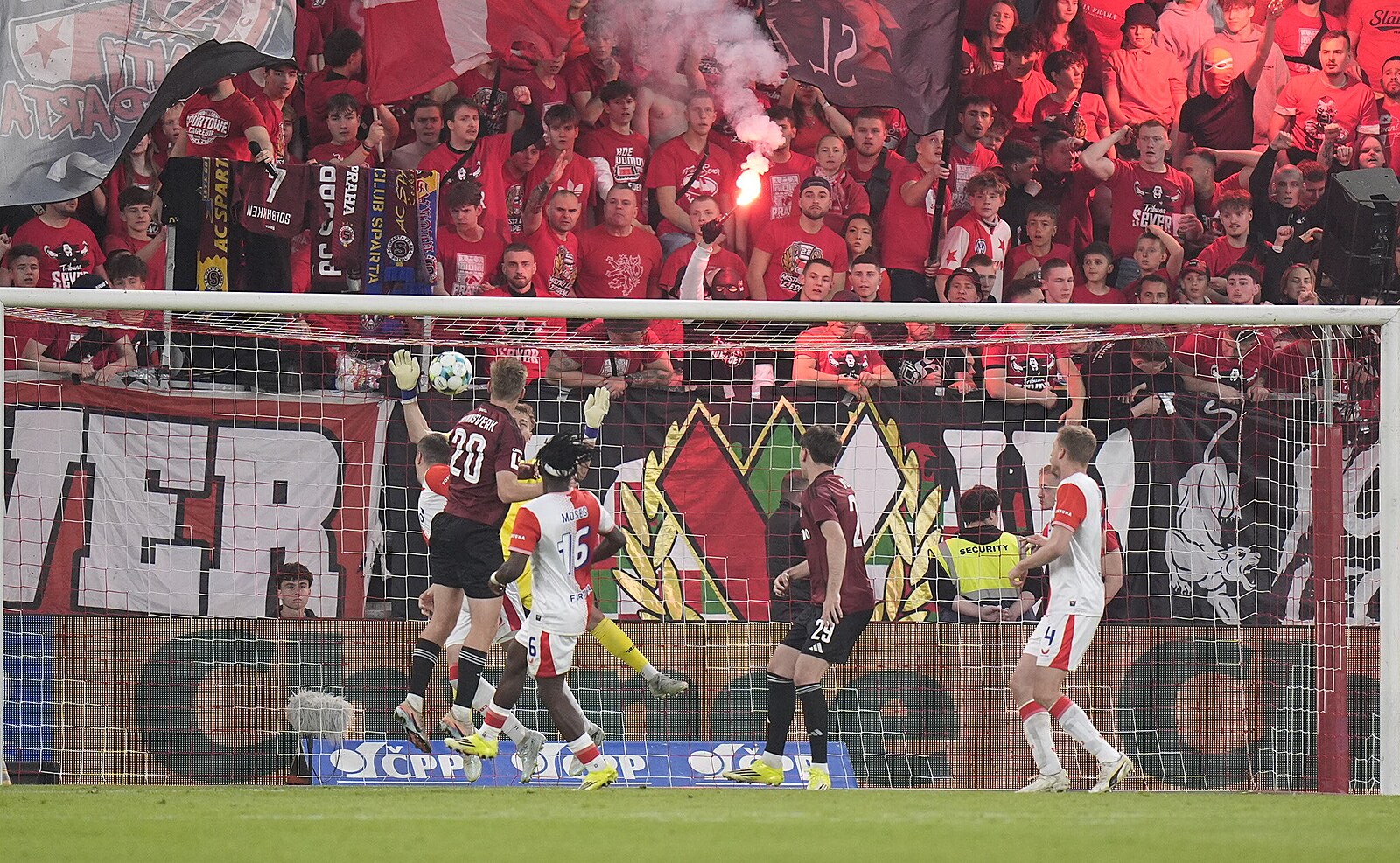 Nepřijatelné! Titulární sponzor odsoudil výtržnosti v derby, fotbalu dává stamiliony