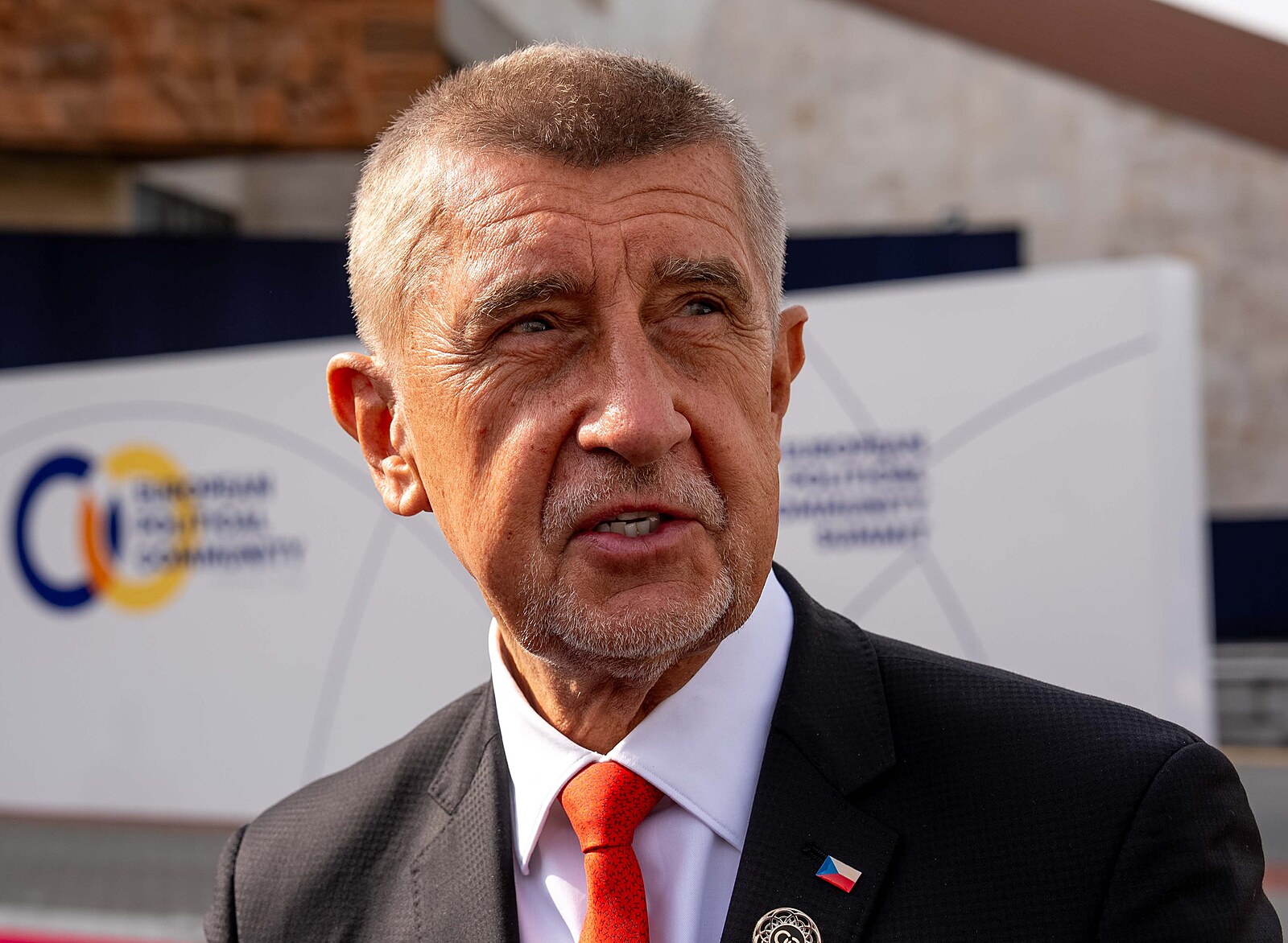 Premiér Babiš v jednom kole. V Arménii se po Zelenském setkal i s šéfem NATO
