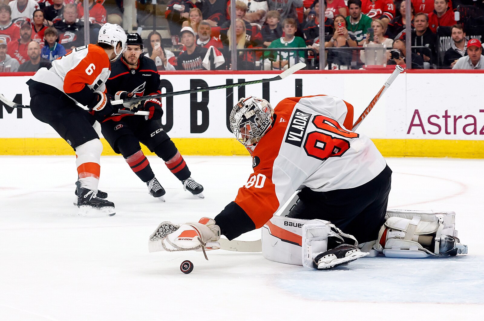 Carolina je v play off dále bez porážky, Vegas uspělo nad Anaheimem