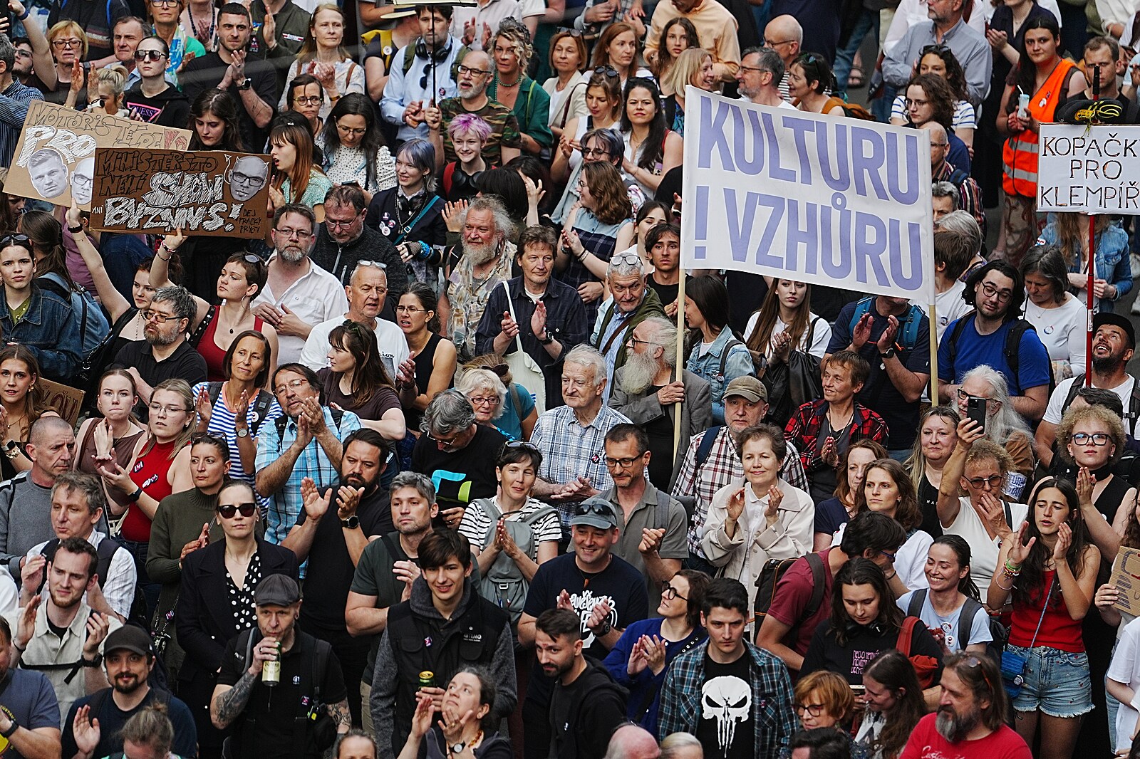 „Co to je tady za hnusnou Macinku?“ Tisíce lidí podpořily v centru Prahy ČT a ČRo